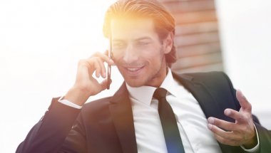 İş adamı akıllı telefondan konuşuyor..