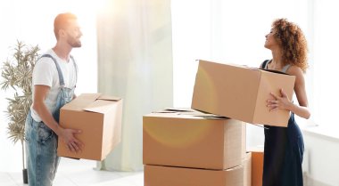 Genç aile yeni bir ev kutuları açma.