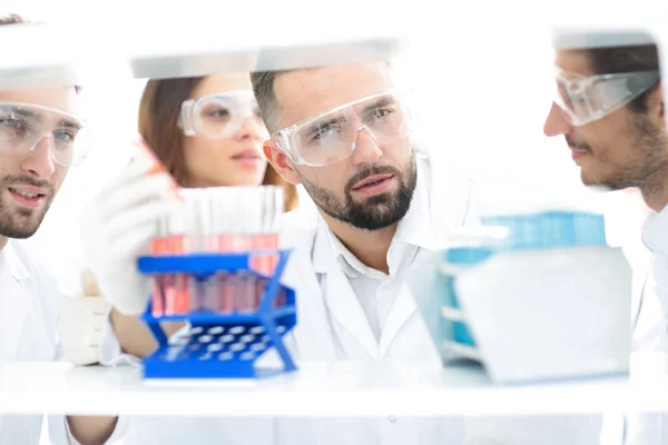 Primer plano de un grupo de científicos y farmacéuticos en el laboratorio . — Foto de Stock