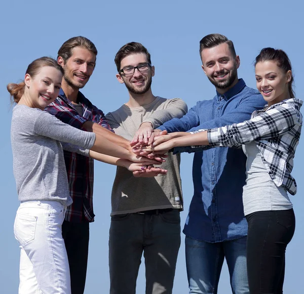 Gruppe junger Menschen zeigt ihre Einigkeit. — Stockfoto