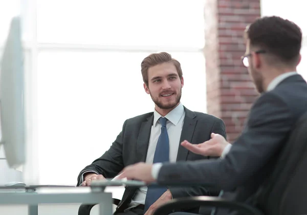 Imagen de dos jóvenes empresarios que interactúan en la reunión en el cargo — Foto de Stock