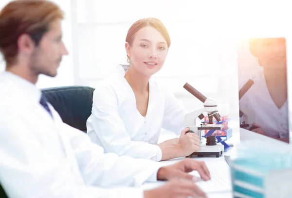 Experto de laboratorio que trabaja en una prueba con microscopio — Foto de Stock