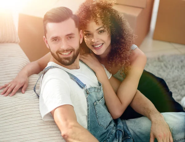 Happy newlyweds in a new apartment. — Stock Photo, Image
