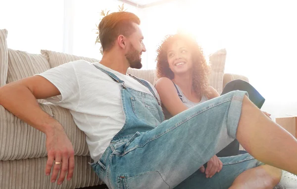 Familia feliz planea su futuro en un nuevo hogar . — Foto de Stock