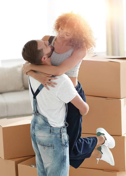 Jong koppel elkaar knuffelen in nieuw appartement. — Stockfoto