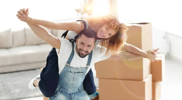 Heureux couple marié dans une nouvelle maison . — Photo