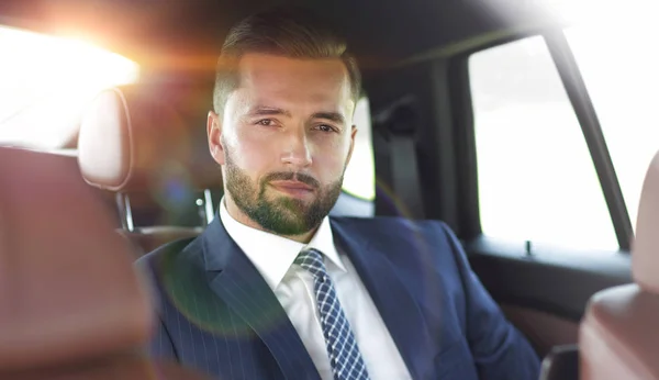 Primo piano di un uomo d'affari di successo seduto in macchina — Foto Stock