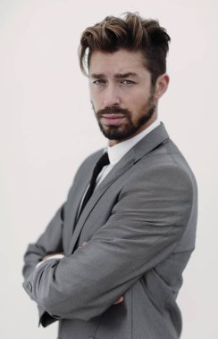 Beyaz bir arka planda izole edilmiş yakışıklı bir adamın portresi.