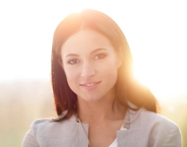 Yakın plan. Mutlu genç bir kadının yüzü.