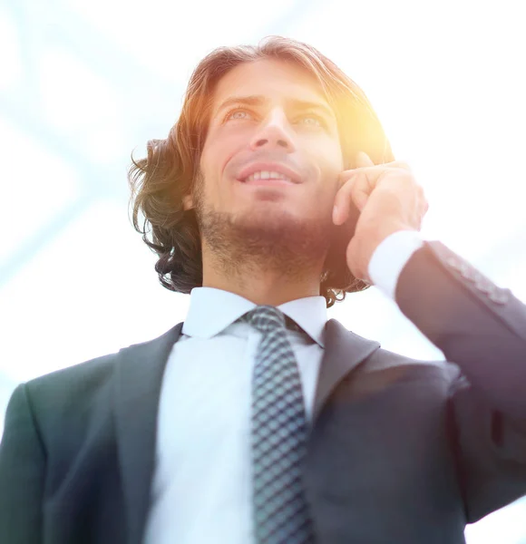 Geschäftsmann spricht auf Handy. Isoliert auf weiß. — Stockfoto