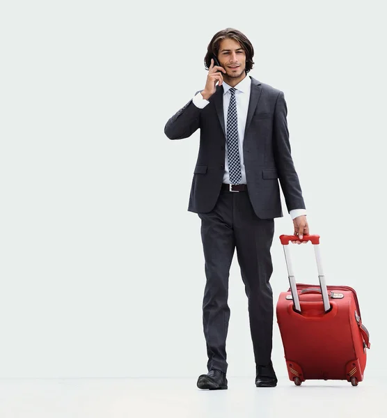 Успешный бизнесмен с багажом говорить по телефону . — стоковое фото
