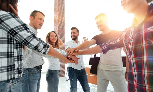 Üzleti csapat együtt összekulcsolt kezek — Stock Fotó