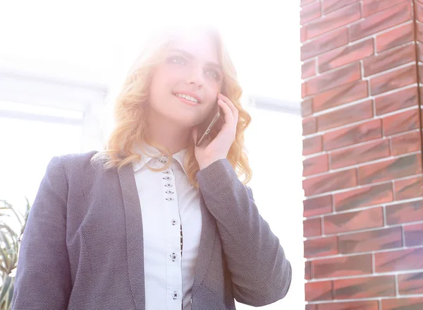 Mujer joven hablando en el teléfono inteligente — Foto de Stock