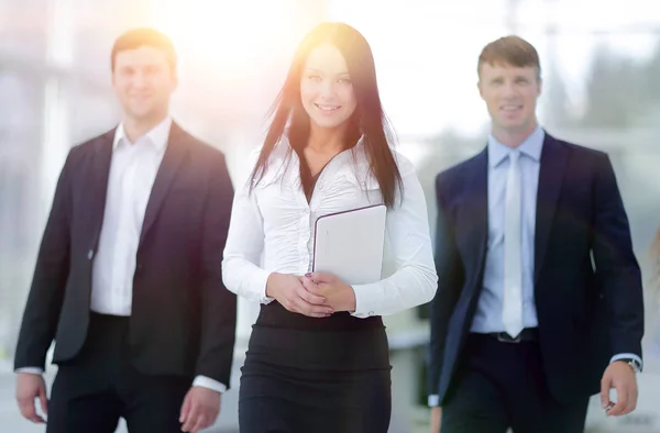 Équipe de jeunes professionnels au bureau — Photo