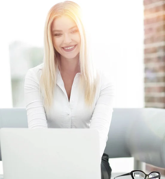 Retrato de mujer de negocios joven en el fondo . —  Fotos de Stock