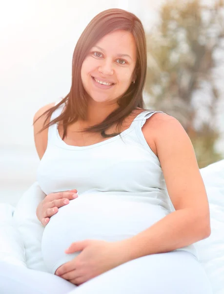 Retrato de una mujer embarazada feliz . — Foto de Stock