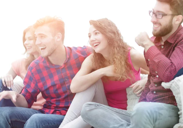 Junge Leute sehen Ihre Lieblingsserie auf der Couch sitzen. — Stockfoto