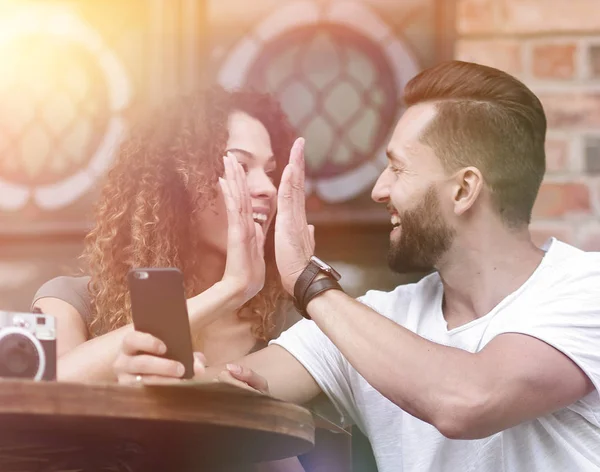 Retrato de una joven pareja sentada en la terraza de un café —  Fotos de Stock