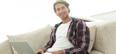 dizüstü bilgisayar ile ciddi genç adam.