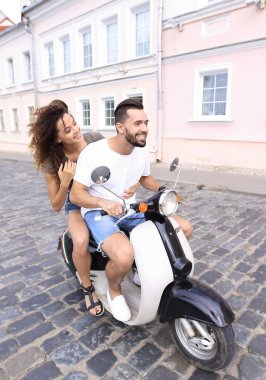 Mutlu çift retro motosiklet sürme tam uzunlukta yan görünüm