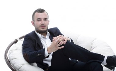 genç işadamı rahat bir sandalyede oturuyor