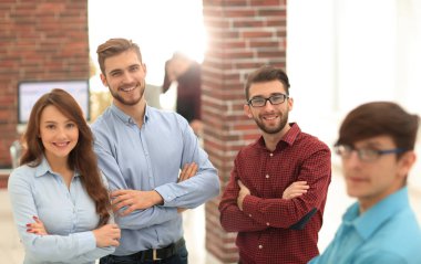 Mutlu gülümseyen iş adamları ofiste..