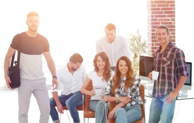 ofiste bir işyerinde bir yaratıcı ekip portresi