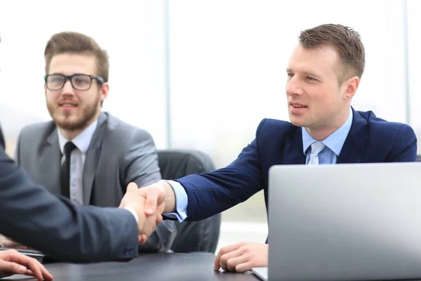 Primer plano. handshake Manager y el cliente . —  Fotos de Stock