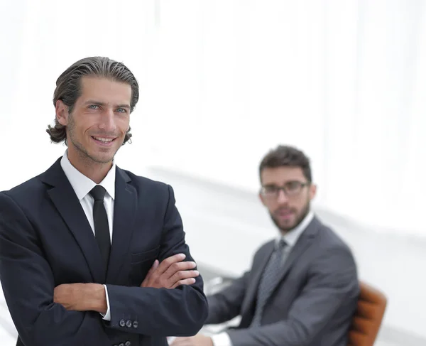Portret biznesmen stoi w biurze — Zdjęcie stockowe