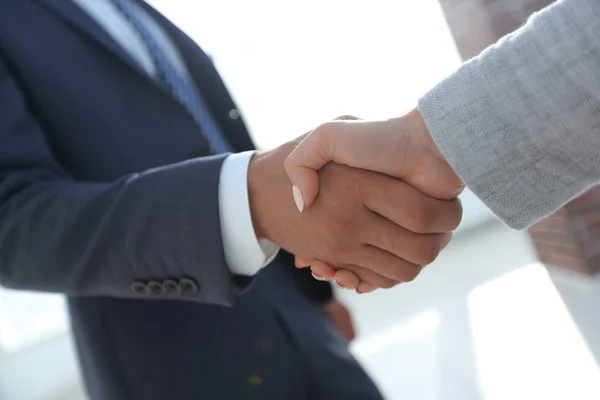 Empresário sorridente animado apertando a mão parceiro na reunião , — Fotografia de Stock