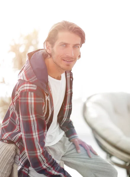 Retrato de un hombre exitoso con una camisa a cuadros . —  Fotos de Stock