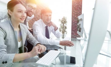 iş ekibi bir bilgisayar odasında çalışıyor