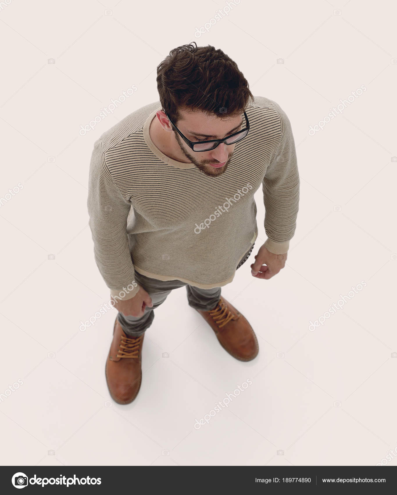 Девушка с вытянутой рукой. Фотосессия на крыше. Крыша сверху. Вид с крыши дома вниз. Мужчина с нижнего ракурса.