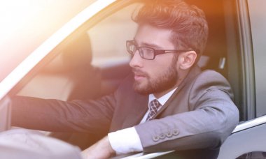 işadamı lüks arabasını takım elbiseli.