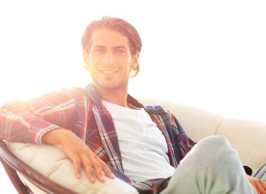 gülümseyen bir adam büyük bir koltukta otururken köpeğini okşayarak Close-Up.