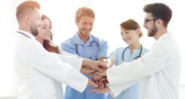 Doktorlar ve hemşireler el ele tutuşuyor. karşılıklı yardım kavramı.