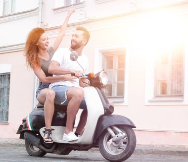 Mutlu çift retro motosiklet sürme tam uzunlukta yan görünüm