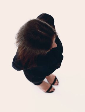 Yukarıdan görüntüleyin. Kameraya bakarak gülümseyen iş kadını.