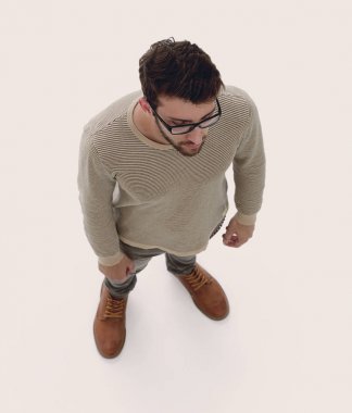 Yukarıdan görüntüleyin. dört gözle ciddi genç adam