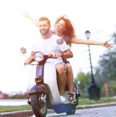 Mutlu çift scooter yaz tatil tatile heyecanlı sürüş