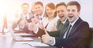 business.close-örme iş ekibi başparmak tutarak başarı