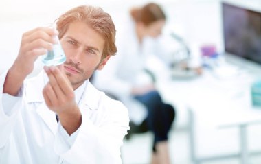 Laboratuvarda çalışan bilimsel araştırmacı.