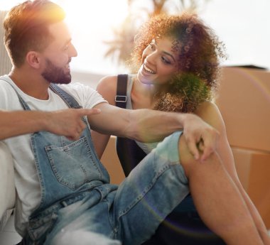 mutlu çift oturan taşımak için kutuları