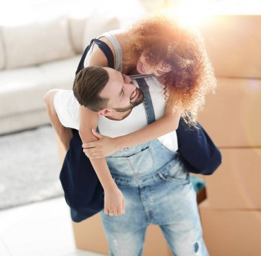 Yeni dairesinde mutlu evli çift