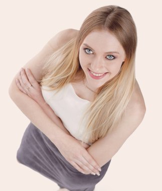 Yukarıdan görüntüleyin. Kameraya bakarak başarılı genç iş kadını.