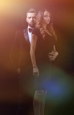 şık erkek ve kadın yan yana studio poz.