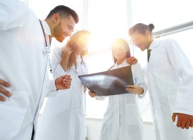 Doktor Röntgen tartışırken grup