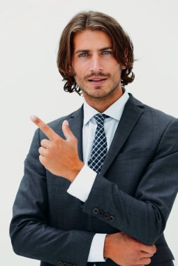 Genç ve yakışıklı bir işadamı parmağıyla işaret ediyor.