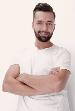 mutlu genç adam beyaz ekranda dinlenme