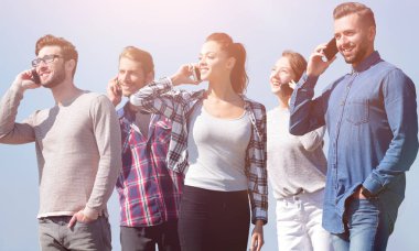 akıllı telefonlar ile gençlerin bir grup closeup.